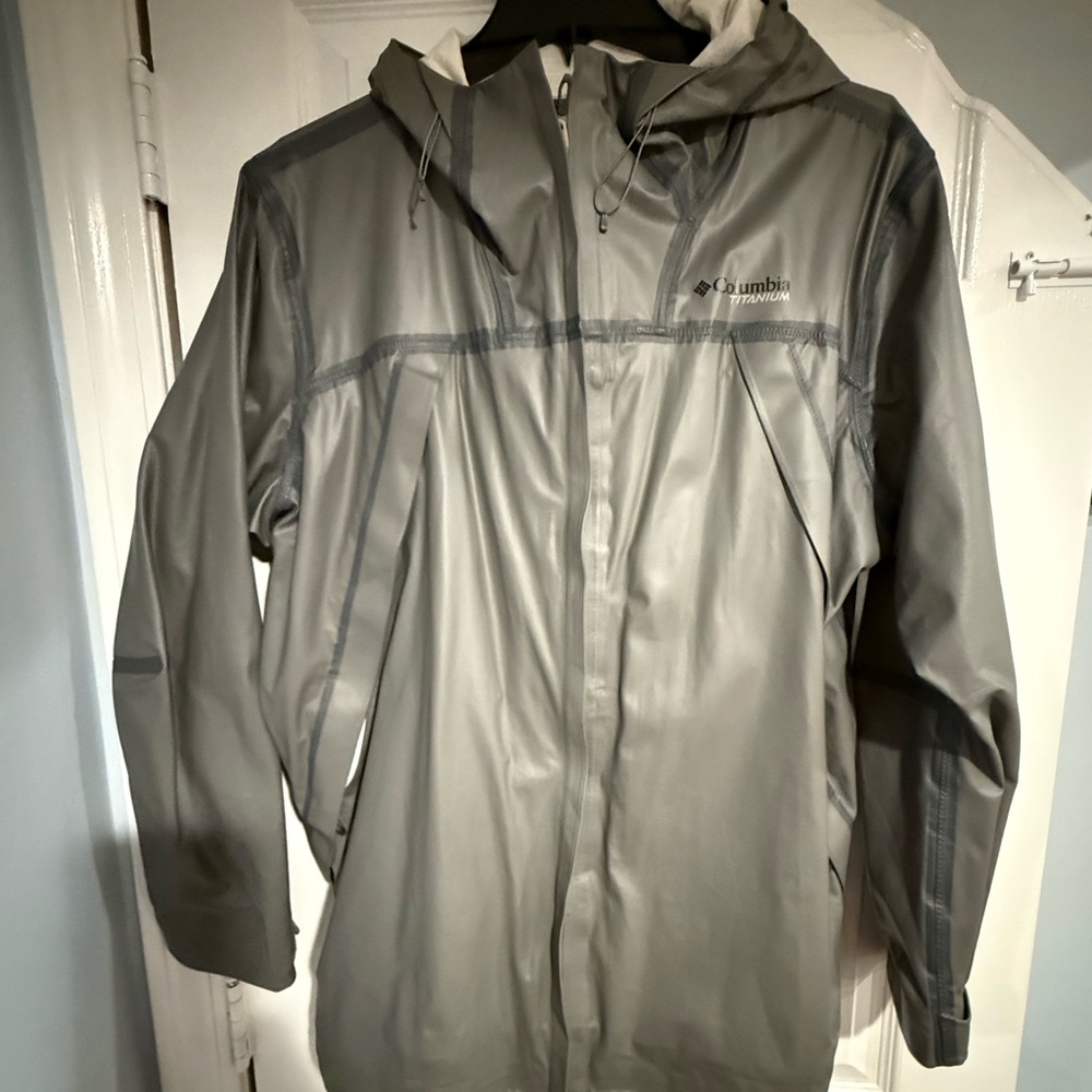 Columbia Men's Silver Raincoat